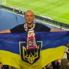 «Дістав прапор і обгорнув себе»: у Парижі українському військовому не дали подивитись матч команди Забарного