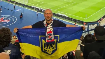 «Дістав прапор і обгорнув себе»: у Парижі українському військовому не дали подивитись матч команди Забарного