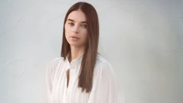 Змінила чорне на біле: дружина Усика в елегантному образі замилувала підписників