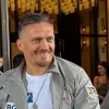 Усик приїхав в Лондон на бій з Дюбуа: наш чемпіон був з віслюком і в костюмі з логотипом ДТЕК – фото моменту