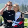 Дружина футболіста збірної України та Арсеналу Зінченка поїхала до пустелі: вогняні фото Седан з ОАЕ
