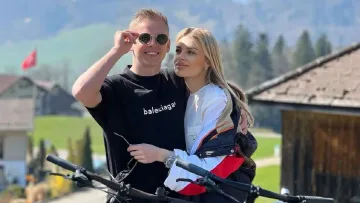 Дружина футболіста збірної України та Арсеналу Зінченка поїхала до пустелі: вогняні фото Седан з ОАЕ