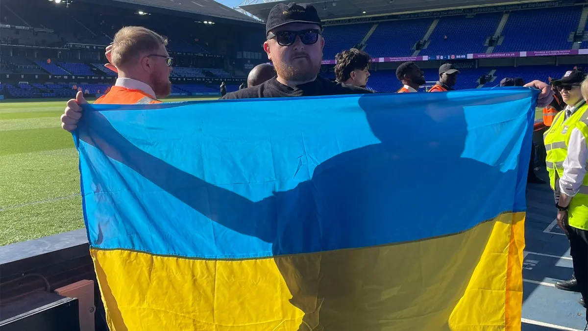 Скандал з прапором України на матчі АПЛ: відомий блогер розкрив деталі неприємного інциденту