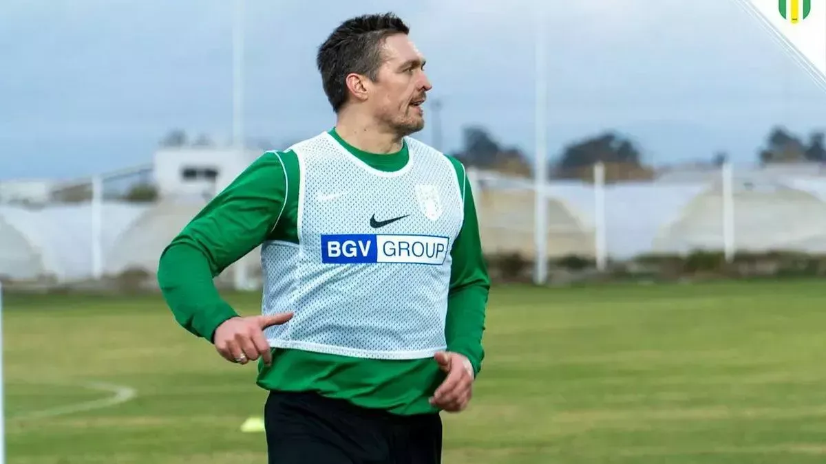 Усик зіграв матч за Полісся проти команди із легендою футболу: як себе проявив на полі боксер