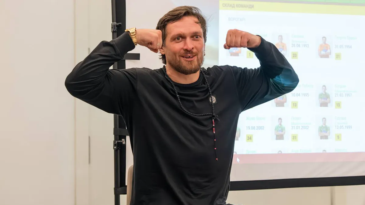 Усик провів тренування з футбольним клубом Полісся: відео зіркового українського боксера у незвичній ролі 