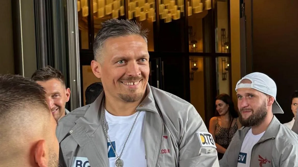 Усик приїхав в Лондон на бій з Дюбуа: наш чемпіон був з віслюком і в костюмі з логотипом ДТЕК – фото моменту