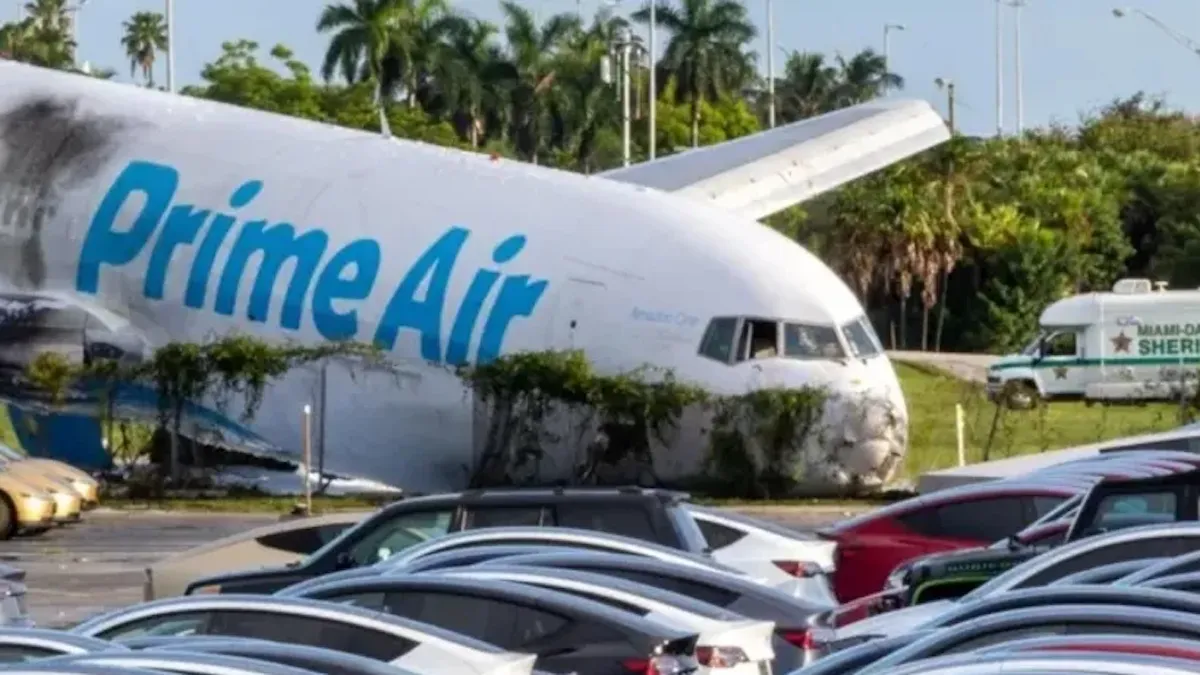 Катастрофа літака Amazon у Маямі: Boeing врізався в парковку з авто, є п'ятеро загиблих