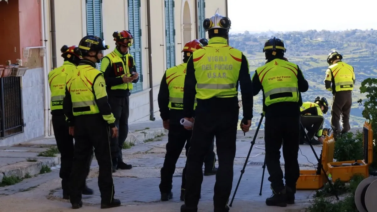 Бібліотека над прірвою: рятувальники витягли сотні рідкісних книг на Сицилії попри небезпеку зсуву – відео