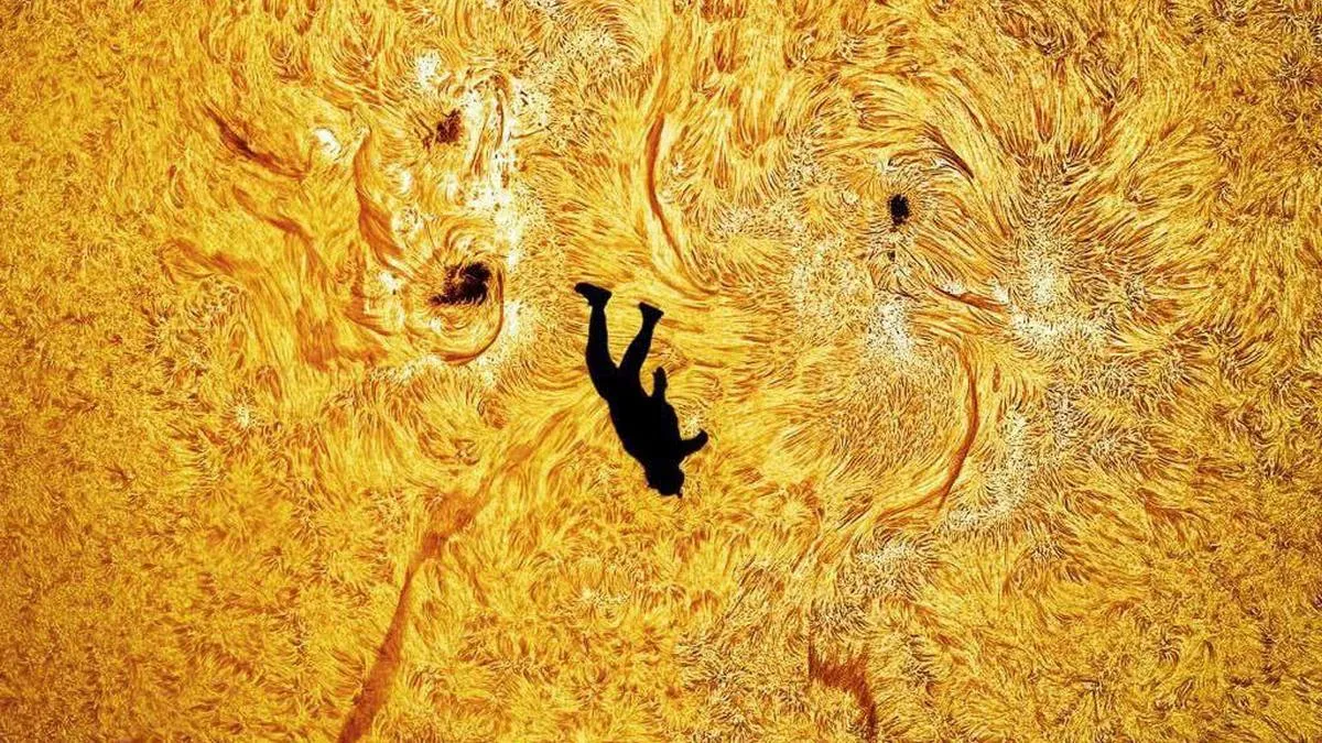 Падіння Ікара: людина вперше змогла пролетіти на тлі поверхні Сонця – неймовірні фото та відео