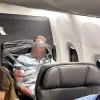 Дебош на рейсі American Airlines: пасажира прив'язали до крісла скотчем після бійки з сусідом — фото