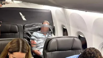 Дебош на рейсі American Airlines: пасажира прив'язали до крісла скотчем після бійки з сусідом — фото