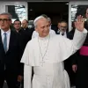 Квіти, подарунки й українська гостя: як Папа Римський залишав лікарню після операції