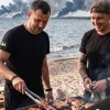 «Правильний гриль...»: в Естонії спалахнув скандал через рекламу з українцями, що смажать м'ясо на тлі згарищ