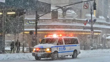 У Нью-Йорку поліцію закидали сніжками: двох правоохоронців госпіталізували – відео