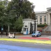 Дорога біля посольства РФ у Варшаві стала жовто-блакитною: поляки провели показову акцію на честь Дня прапора