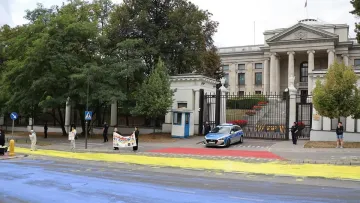 Дорога біля посольства РФ у Варшаві стала жовто-блакитною: поляки провели показову акцію на честь Дня прапора