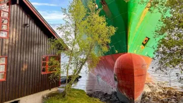 У Норвегії корабель викинуло на приватне подвір'я: як поліція покарала недбалого вахтового офіцера-українця