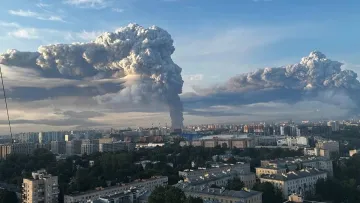 Стовпи диму стали буденністю: настрої росіян почали змінюватися через удари по складах Wildberries — The Economist