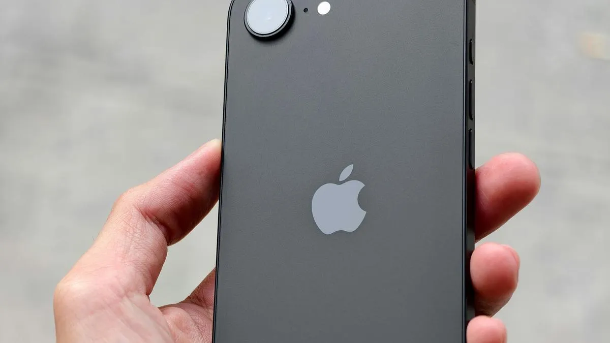 Народне «яблуко»: Apple починає розробляти бюджетну версію IPhone 17 — що вміє апарат