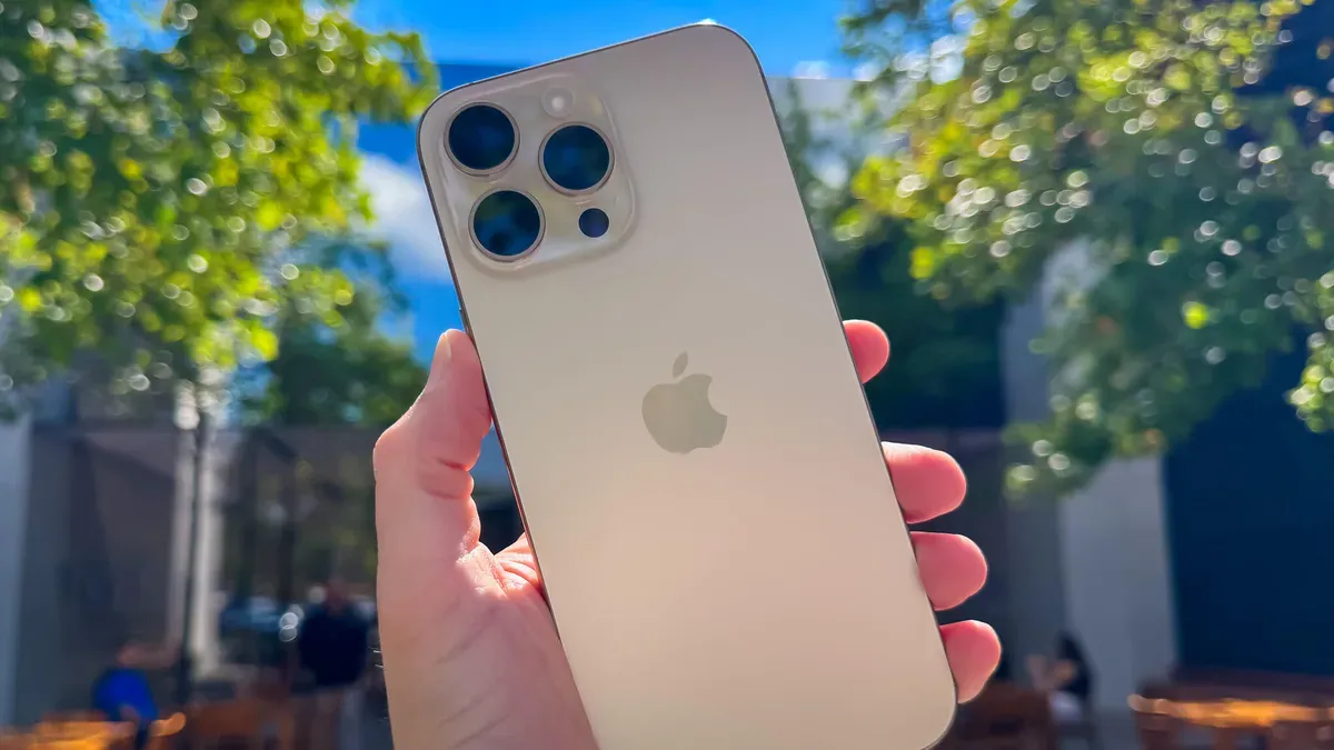 iPhone 16 Pro випав з літака, але залишився цілим: неймовірна історія виживання гаджета – фотофакт