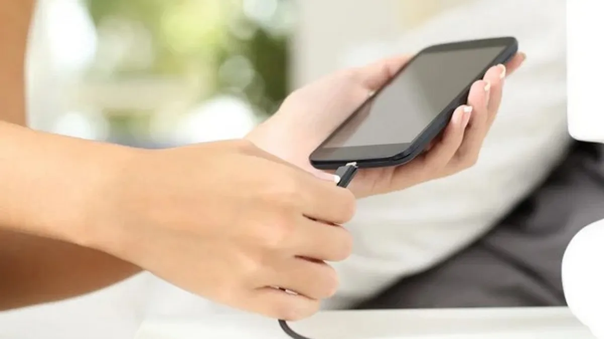 Від зарядки на ніч до закриття фонових програм: експерт розвіяв 4 міфи про шкоду батареї iPhone 