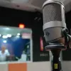Одна з українських радіостанцій «взяла на роботу» ШІ: хто погодився працювати з кіберпомічником
