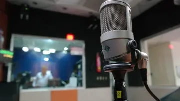 Одна з українських радіостанцій «взяла на роботу» ШІ: хто погодився працювати з кіберпомічником