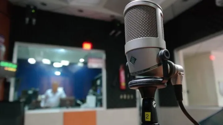 Одна з українських радіостанцій «взяла на роботу» ШІ: хто погодився працювати з кіберпомічником