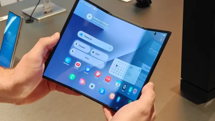 Трискладний смартфон не витримав реальності: Galaxy Z TriFold зникає з ринку