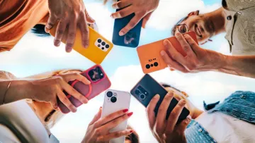 Чому смартфони стали головною загрозою для сучасного покоління учнів: школи б’ють на сполох