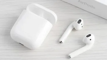 Що робити, якщо батарея AirPods ледь тримає заряд: експерти розповіли, чи можна ремонтувати батарею самостійно