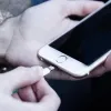 Крапка в багаторічній суперечці: експерти відповіли, чи можна насправді сидіти в телефоні під час зарядки