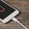 Ви роками робили це неправильно: шість міфів про зарядку смартфона, які пора забути