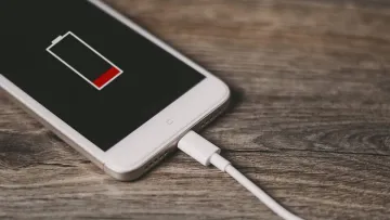 Ви роками робили це неправильно: шість міфів про зарядку смартфона, які пора забути