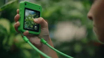 Без соцмереж, зате із ШІ: для дітей створили унікальний смартфон, аби вони частіше виходили на вулицю