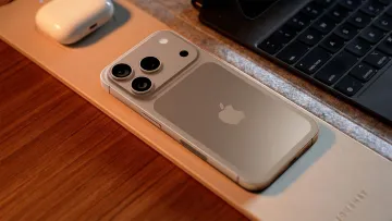Новий iPhone 17 з'явився на фото: гаджет випадково засвітив співробітник Apple – коли старт продажів