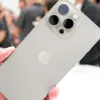 Руки більше не потрібні: нова операційна система iPhone дозволяє свайпати іншою частиною тіла