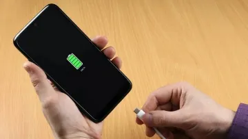 Чи можна насправді заряджати смартфон до 100%: експерти відповіли і розкрили, що насправді вбиває батарею