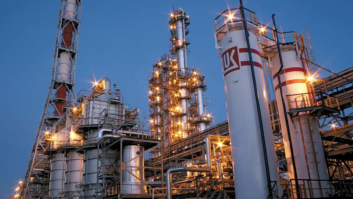 Дрони, вибухи і пожежа на НПЗ: минулої ночі ЗСУ було атаковано Волгоград – що відомо про наслідки