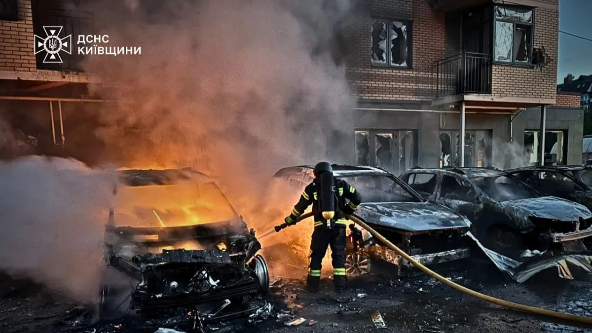 У Києві зруйновано під'їзд у 9-поверхівці: триває розбір завалів, є загиблі та десятки поранених