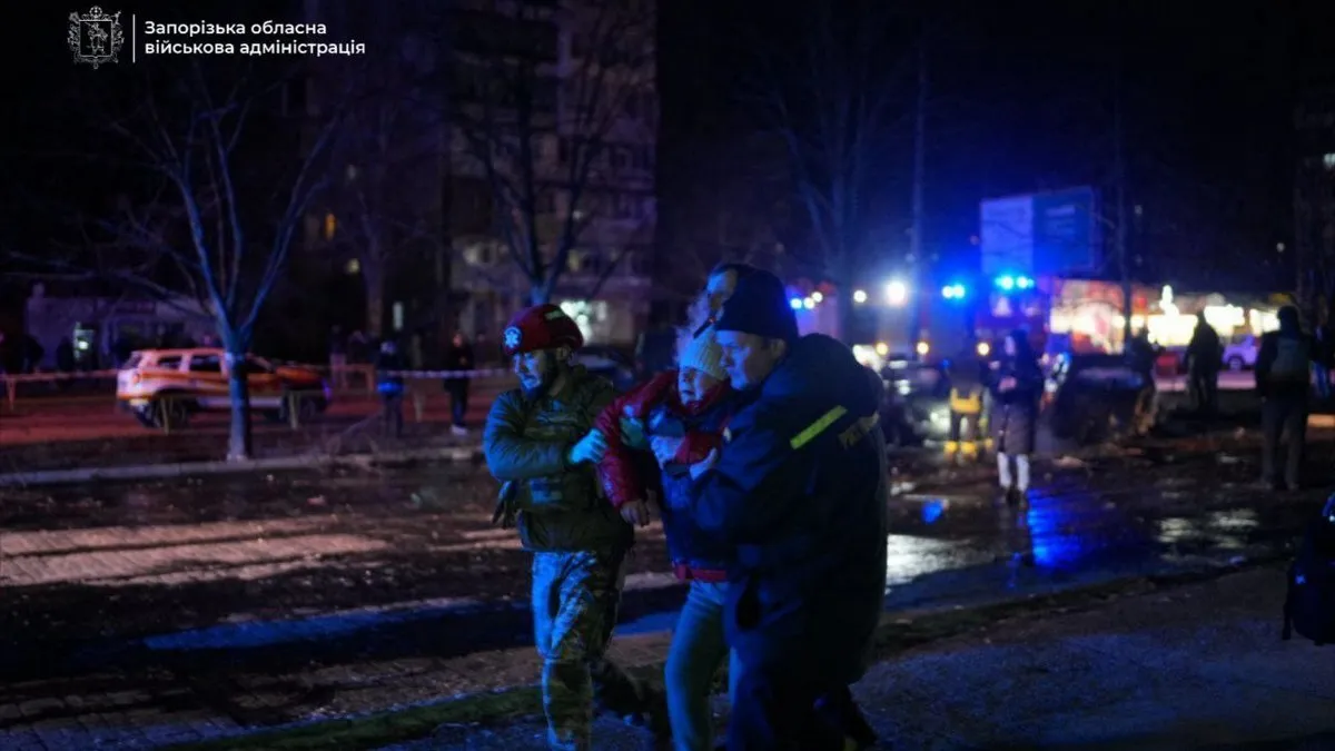 Росіяни завдали удару по спальному району Запоріжжя: відомо про загиблих 18-річних хлопця та дівчину