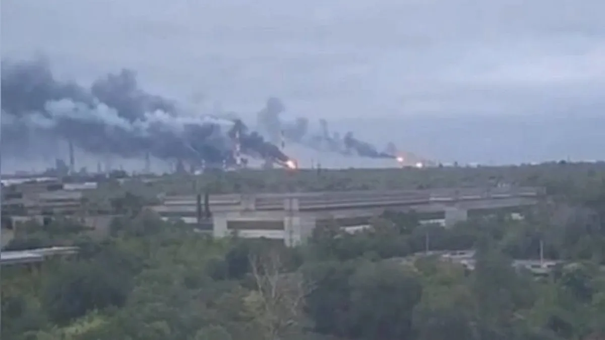 Генштаб ЗСУ підтвердив ураження ще однієї НПЗ на Росії: яка нафтобаза палала цього разу – відео