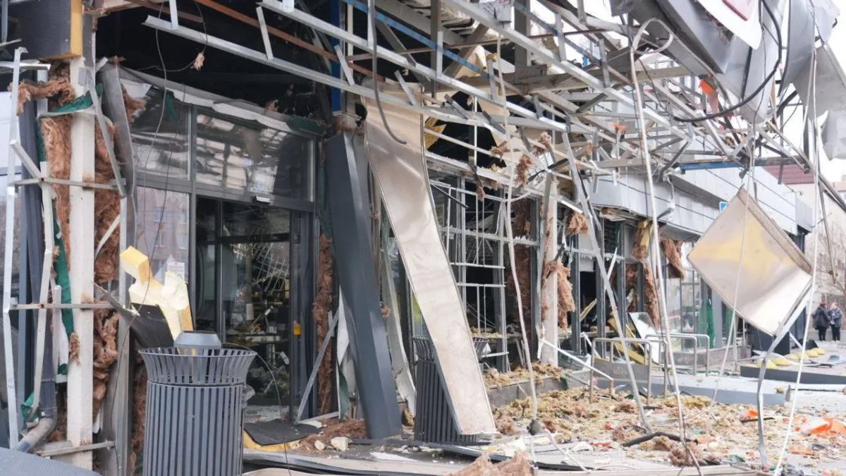 У Запоріжжі авіабомба влучила у супермаркет АТБ: постраждало щонайменше 4 людини – моторошні фото з місця події