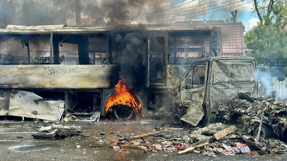 Влучили «шахедом» по автобусу: росіяни вдень 30 квітня обстріляли Дніпро – фото та відео