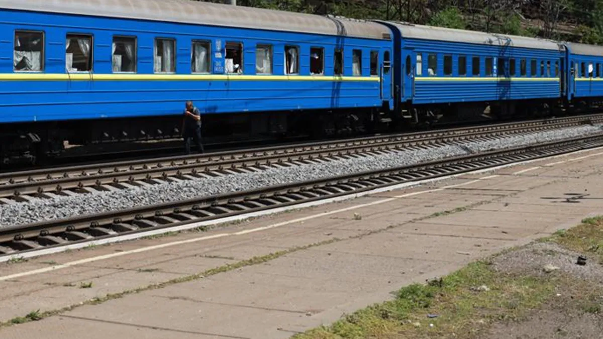 Росія завдала удару по Дніпропетровщині: є загиблі та поранені, пошкоджено пасажирський поїзд – відео