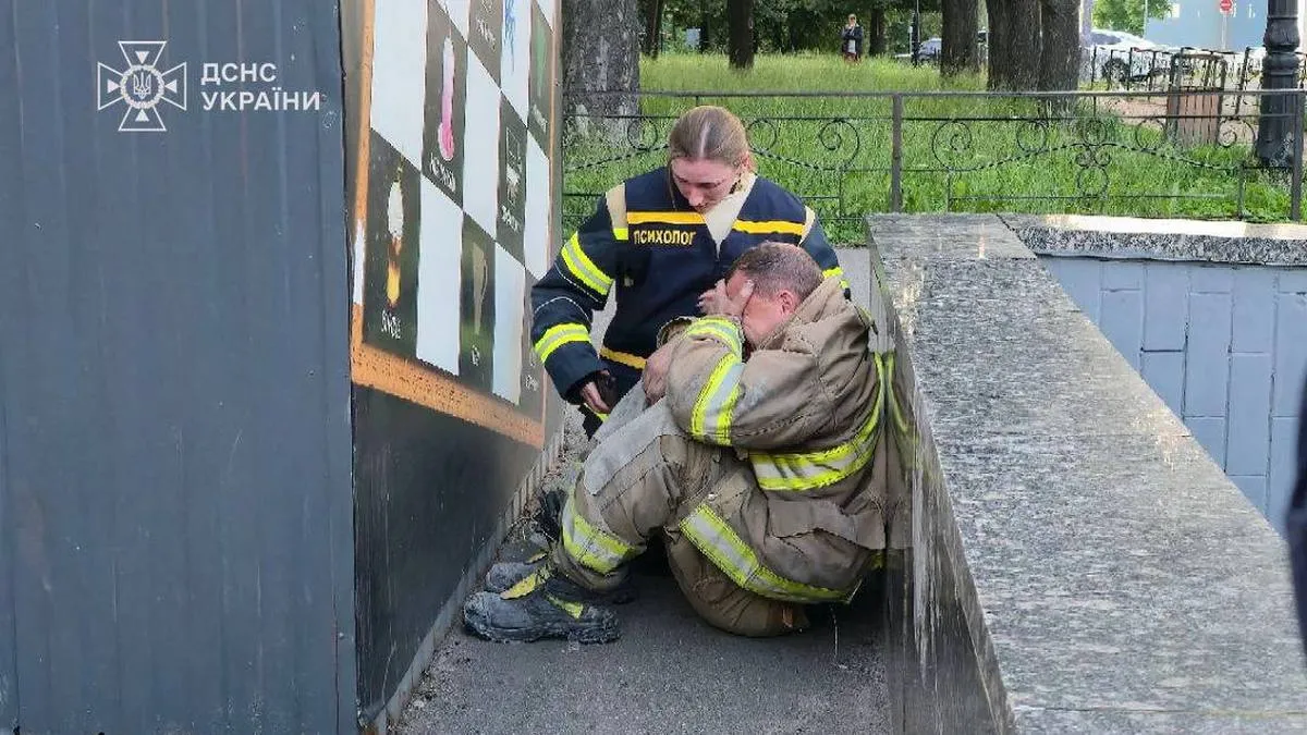 У Києві Росія вбила трьох рятувальників: за життя ще дев’ятьох надзвичайників борються медики