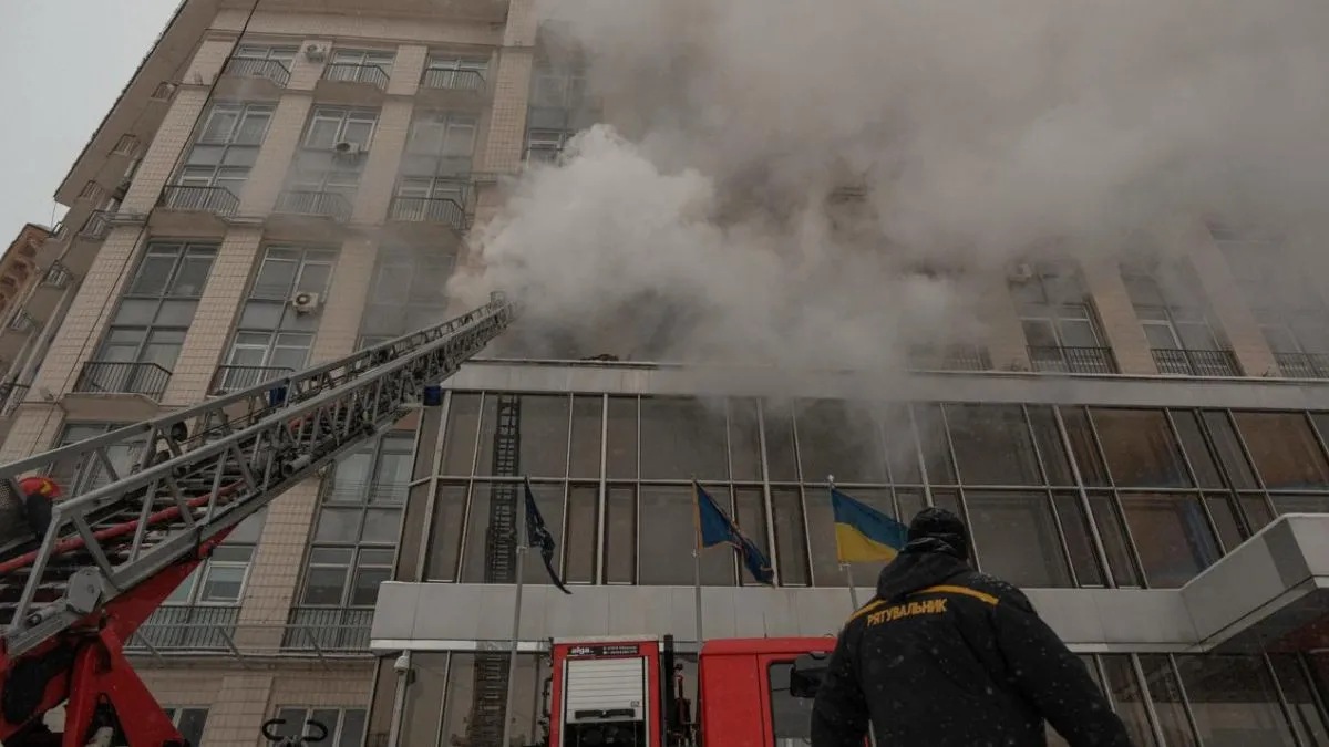 У центрі Києва палав готель: що відомо про пожежу на Хрещатику – інформація від КМДА та відео ДСНС