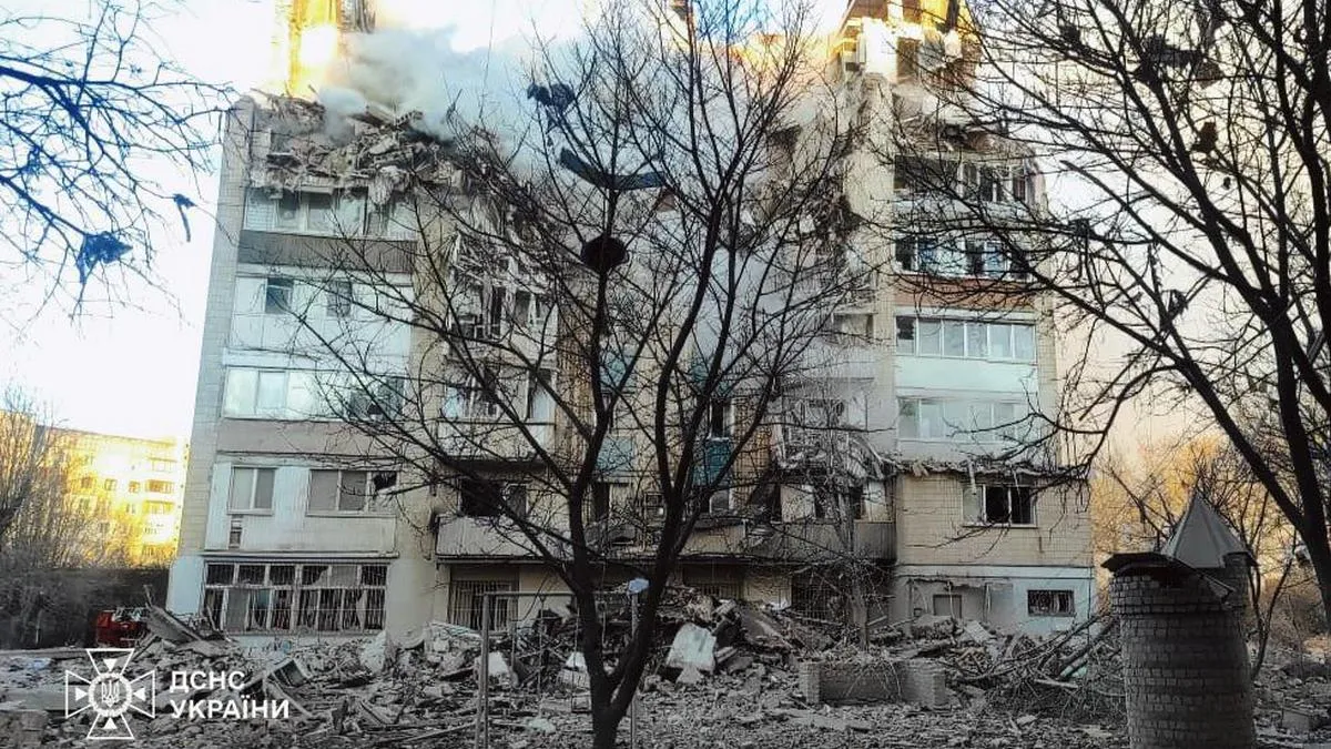 В Тернополі з під завалів врятували 20-річного хлопця: під будинком на нього чекали рідні