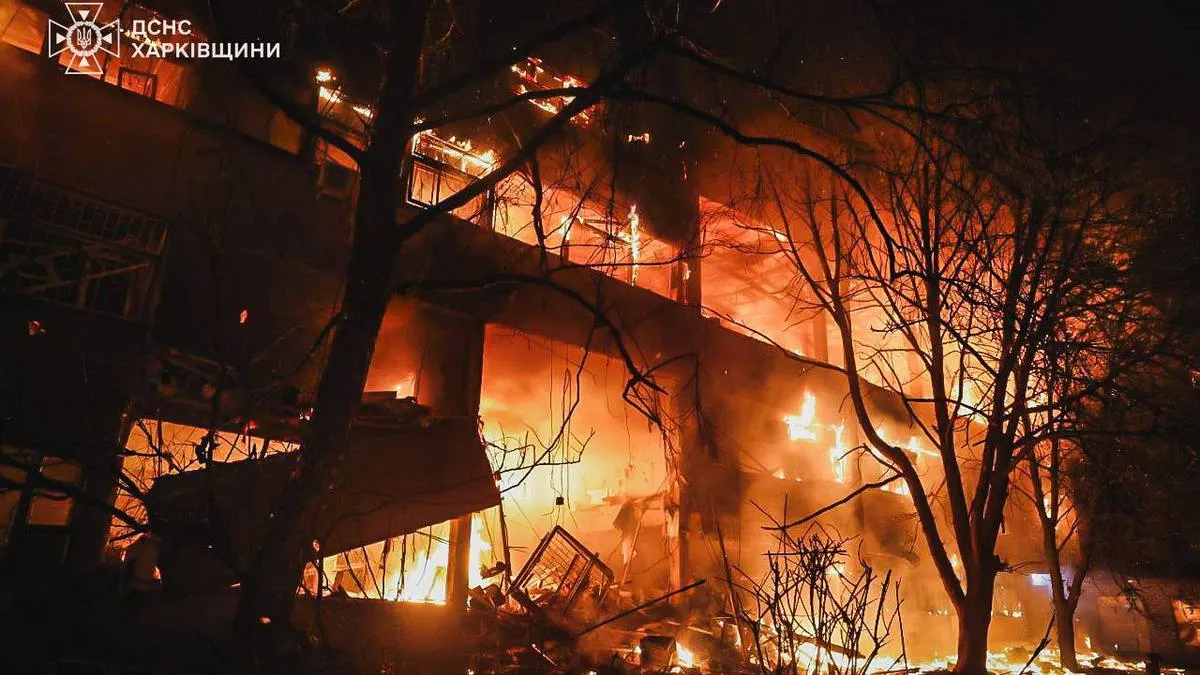 Під уламками звучав гімн України: у поліції показали вражаюче відео порятунку людей після удару РФ у Харкові