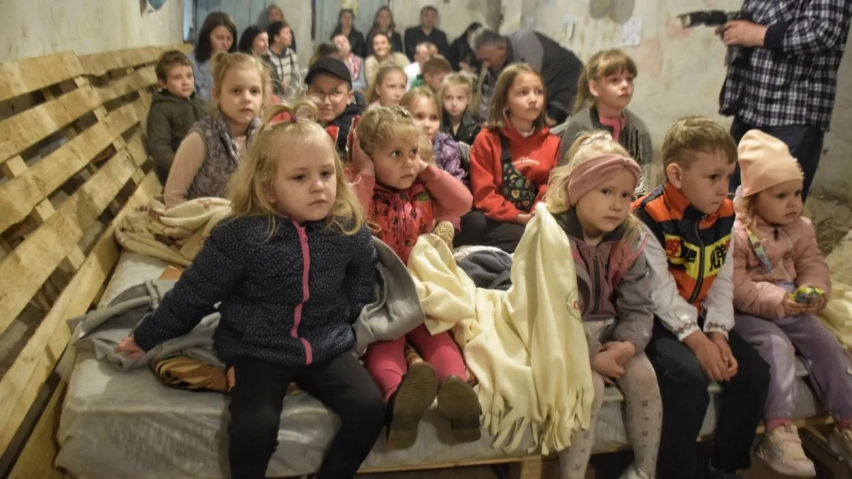 Дитина в істериці під час обстрілів? Поради психолога, як допомогти малечі без заспокійливих